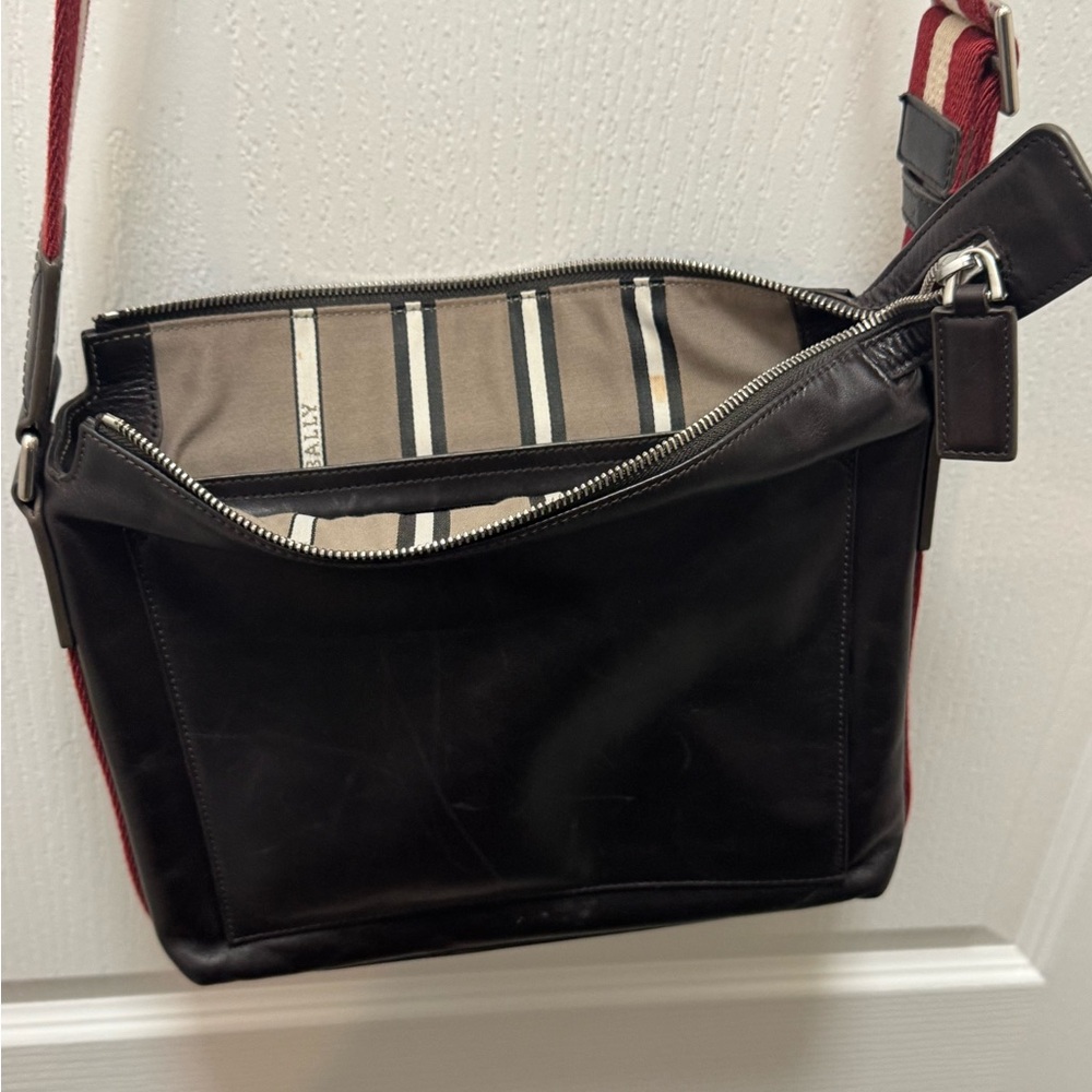 Bally Men’s satchel. My man purse for international travel. Barely any wear. - Picture 2 of 7